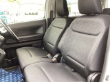フロントシートはベンチシートでゆったりと感じます。運転席にはシートヒーターが付いています。