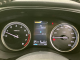 左右のメーターと中央の表示部で、速度や車両情報をまとめて確認できます。運転席から目に入りやすい配置で、走行中も必要な情報を把握しやすい構成です。