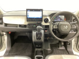 車内は光触媒抗菌消臭施工済です。インパネ周りはスタイリッシュなデザインで機能や装備も充実しています。グローブボックスやカップホルダーのほかにトレーなどたくさんの収納スペースが付いています。