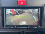 駐車時に後方が映像で確認できます。大型商業施設や立体駐車場での駐車時や、夜間のバック時に大活躍!運転スキルに関わらず、今や必須となった装備のひとつです