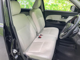明るい色合いのシートが運転席と助手席に並び、座面や背もたれにはゆとりを感じる形状です。窓から外の様子を確認しやすく、清潔感のある室内で過ごせます。
