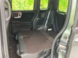 後席を倒すと座面と背もたれが広がり、荷物を置きやすいフラットなスペースにアレンジできます。窓から光が入り、左右のドアまわりも見渡しやすく、用途に合わせて使い分けられます。