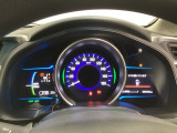 ハイブリット車専用のメーターです。中央のスピードメーターより左右のサブデスプレイで燃費や動力伝達などの情報が見れるようになっています。