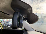 ETC2.0一体型の自動防眩機能付きバックミラー。後続車のヘッドライトの眩しさをセンサーで検知し、自動で減光して視界を快適に保ちます。夜間運転の疲労軽減と安全性向上に貢献する便利なアイテムです。