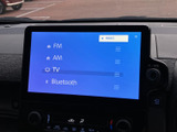 FM・AMラジオやテレビ、Bluetoothなど、複数のメディアを画面から選べます。表示が見やすく、聴きたい音源を選びやすいので、通勤やお出かけの時間を快適に過ごせます。
