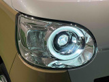 対象物が見やすく白く明るい光で夜間走行をサポートする,ハンドル操作や「R」シフトに連動するサイドビューランプ付きフルLEDヘッドランプ(クリアランスランプ・オートレベリング機能付)を搭載