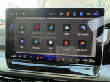 純正インフォテイメントシステム「Discover」。12.9インチ大型タッチスクリーンで、シンプルで直感的な操作性と高い視認性を実現。