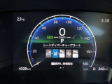 【レーンディパーチャーアラート】ドライバーがウインカー操作を行わずに車線を逸脱する可能性がある場合、ブザーとディスプレイ表示による警報でお知らせします。