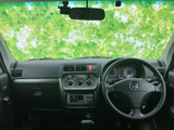センターにまとまったオーディオと空調の表示部は、運転席から位置を把握しやすい配置です。必要な情報を確認しながら操作でき、毎日の移動を支える実用的な装備が揃っています。