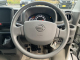 ステアリング越しにメーターを確認しやすく、運転に必要な情報へ自然に目を向けられる配置です。手元には複数のスイッチが備わり、運転中も機能を把握しやすい印象です。