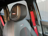 運転席助手席のヘッドレストにはBOSEのスピーカーが内臓されています。NISMO 専用シートです。