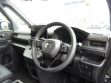 ★運転席周辺★大きなフロントガラスで見晴らしよく運転しやすい設計と、広くてゆとりのある運転席。楽な姿勢で座ることが出来るので長時間の運転でも疲れにくいですし体もぶれにくく工夫されています!