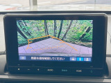 【バックカメラ】駐車時に後方がリアルタイム映像で確認できます。大型商業施設や立体駐車場での駐車時や、夜間のバック時に大活躍!運転スキルに関わらず、今や必須となった装備のひとつです!