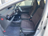 前席には模様入りの座面とヘッドレストが備わり、落ち着いた色調で車内がまとまっています。運転席まわりまで視線が届きやすく、乗り込む際に室内の様子を確かめやすいです。