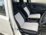 明るい色を組み合わせたシートが、運転席と助手席にすっきりとした印象を添えます。乗り降りしやすい開口部から室内へ入りやすく、前席で過ごす時間も心地よく感じられます。