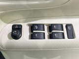 【電動格納ミラー】サイドミラーは電動格納式となっており、狭い駐車場でもキズがつくリスクを抑えられます。
