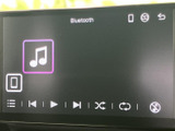 Bluetoothの音楽再生画面には、再生や曲送りなどのアイコンが表示され、操作項目を確認しやすい構成です。音楽を聴く際も必要な項目を画面上で選べて、日常の移動に活用できます。