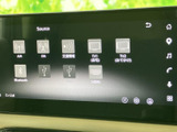 AM・FMや交通情報、テレビ、Bluetoothなどの選択肢を画面上に表示。アイコンで項目を見分けやすく、聞きたい音源や情報に合わせて選びやすい構成です。