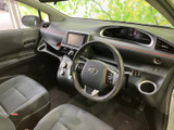 運転席から前方を見渡しやすいレイアウトで、各席からの視界にも開放感があります。シートは落ち着いた色合いで、足元やドアまわりもすっきりとまとまっています。