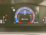 速度やシフト位置など、運転に必要な情報をメーター内で確認できます。中央に情報がまとまり、表示を見比べやすい構成です。走行前の確認にも役立ちます。