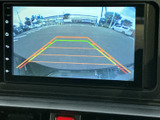 画面には車両後方の映像と進路の目安となるガイドラインが表示され、駐車時の後方確認をサポート。周囲の状況を画面で確かめながら、落ち着いて車庫入れしやすくなります。