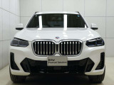 一目でBMWと解る存在感。象徴的なキドニーグリルを中心にシャープなヘッドライトと力強い表情が融合。スポーティーさとエレガンスを兼ね備えたBMWならではのフロントフェイスです。