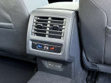 運転席・助手席・後席で個別に温度設定が可能な3ゾーンフルオートエアコン。乗る人それぞれに快適な空調を提供します。