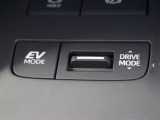 ドライブモードセレクト(ECO/NORMAL/SPORT)、モーターのみで静かに走行出来るEVドライブモードが採用されています。