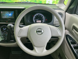 握りやすい形状で、運転席から自然に手を添えやすいステアリング。メーターや周辺のスイッチ類も見渡せる位置にまとまり、毎日の運転で扱いやすさを感じていただけます。