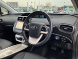 運転席まわりは、メーターや画面が視線の先にまとまり、前方を見ながら情報を確認しやすい配置です。シートとステアリングの位置関係にもゆとりがあり、毎日の移動を落ち着いて過ごせる空間です。