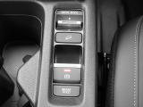 ★電子パーキングブレーキ★指先でかんたんにパーキングブレーキを掛けることが可能です。【オートブレーキホールド】ブレーキから足を離しても、停止状態をキープ。信号待ちや駐車券を取る時なども安心です!