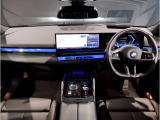BMWの運転席はドライバーオリエンテッドという構造を採用。ドライバー目線の操作がしやすい設計になっており、ドライブ中にも目線の移動が少なく運転中にも簡単に操作ができます。