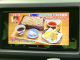 停車中にテレビ番組を視聴でき、休憩時間や待ち合わせのひとときを過ごす際に便利です。画面内の表示も見やすく、日常の合間に映像を楽しみたい方におすすめです。