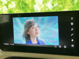 テレビ映像を画面で楽しめる装備です。停車中の休憩時間などに映像を視聴でき、待ち時間を過ごす際にも活用できます。画面上の表示も見やすく、操作しやすい印象です。