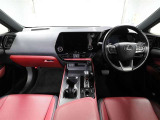 上質で落ち着いた印象のインパネ。視界も広々で運転しやすいです。