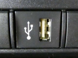USB充電ポートです。車内でスマホなど電子機器の充電が可能です♪