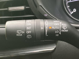 レバー本体に各操作位置の表示があり、運転席から確認しやすい設計です。フロントやリアの項目も見分けやすく、天候に応じた操作を把握しやすい装備です。