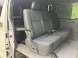 横並びのシートにそれぞれヘッドレストを備え、複数人で乗車する場面にも使いやすい室内です。窓からの明るさもあり、同乗者がくつろげる空間です。