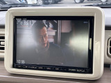 画面には映像が表示されており、停車中に映像を楽しみたい場面で活用できます。時刻表示も備わり、移動の合間に確認しやすいのも便利です。目的や状況に応じて使い分けられる画面です。