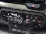使いやすいフルオートエアコン♪運転席にはシートヒーターを装備♪ナビ連動のUSBや充電機能のジャックも備えています。