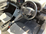 運転席も使用感少なく綺麗です。
