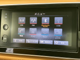 AM・FMをはじめ、Bluetooth AudioやUSBなどの選択肢が画面上に並びます。使いたい機能を表示から選べるため、通勤やお出かけの際も音楽やラジオを楽しめます。