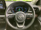 ステアリング周辺には複数のスイッチがまとまり、運転席から各種機能を確認しやすい配置です。メーターの表示も視界に入りやすく、必要な情報を把握しながら落ち着いて運転に臨めます。