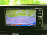 画面には車両後方の映像とガイドラインが表示され、駐車時に周囲を確認する目安になります。画面上で後方の様子を把握しやすく、駐車をサポートします。