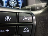 レーンキープコントロール搭載:車線の中央付近を安定して走行するよう車線から外れそうになった時に警告を出したり、ステアリングを調整して車線内に戻す装備です
