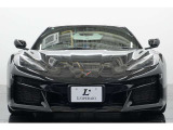 ミッドシップレイアウトの現行コルベットに、専用設計を惜しみなく注ぎ込んだZ06。アメリカンスポーツの頂点に君臨するモデルとして、世界中のスポーツカーファンから今も熱い視線を集め続けています。