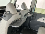 【格納式シートバックテーブル】車内でのお食事などで活躍♪カップホルダーも備えています。