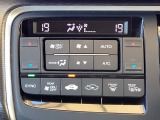 運転席・助手席、それぞれで温度調節が可能なオートエアコンです。