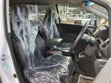 高いホールド性で運転姿勢が安定します。長距離ドライブでも疲れにくいのが魅力です。快適なドライビングライフをお送りください♪