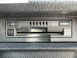 【ETC2.0(DSRC/ITSスポット)】ETCカードを挿入すれば料金所はノンストップで通過できます。ETC限定の割引や、高速道路の情報提供サービスを利用できます。